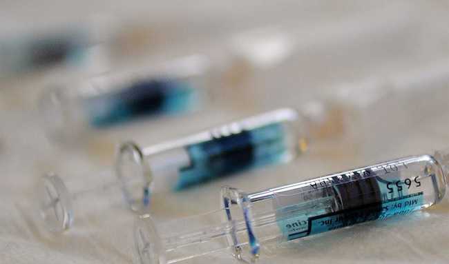 Vaccini continua serrato lo scontro alla vigilia del ritorno a scuola