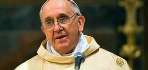 Papa Francesco scatena la polemica baciando i piedi al leader del Sudan