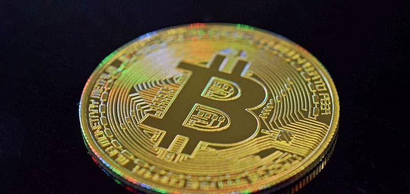 Bitcoin si stabilizza sui 18mila dollari