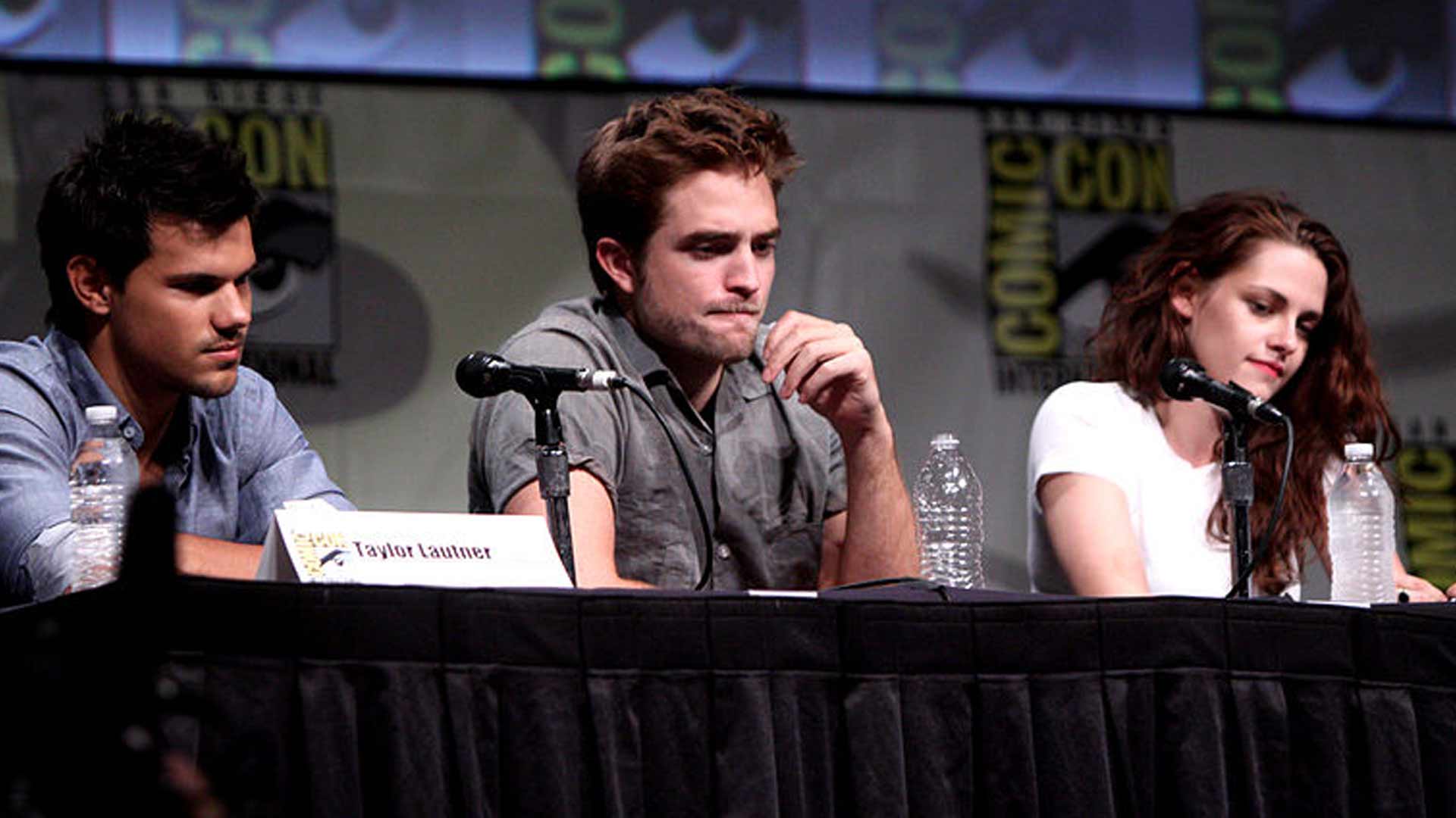 Twilight ai provini Pattinson cadde dal letto per baciare la Stewart
