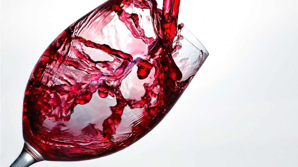 Una protezione contro il Covid-19 bere vino rosso