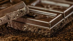 Mangiare cioccolato fondente la sera ecco i rischi