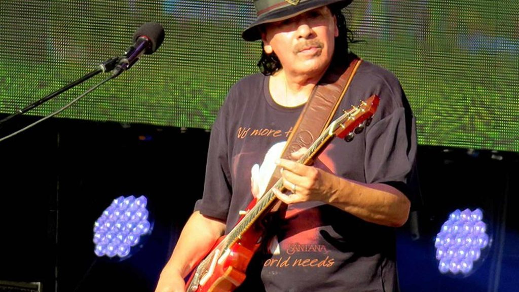 Carlos Santana si accascia a terra durante un concerto