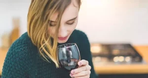 Endometriosi il rischio aumenta bevendo alcol