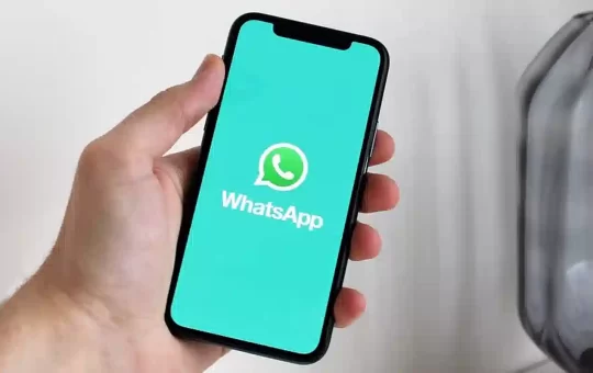 Trucco WhatsApp per sapere chi spia le conversazioni