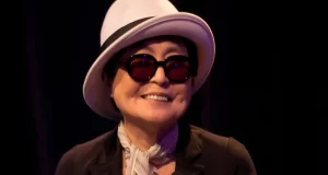 Yoko Ono se ne va in campagna e cambia vita