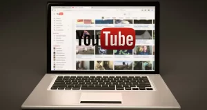 YouTube rimuove i contenuti creati con intelligenza artificiale