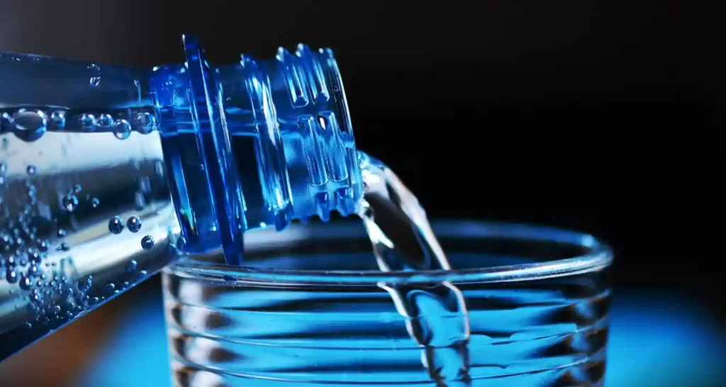 Cosa succede e bevi troppa acqua
