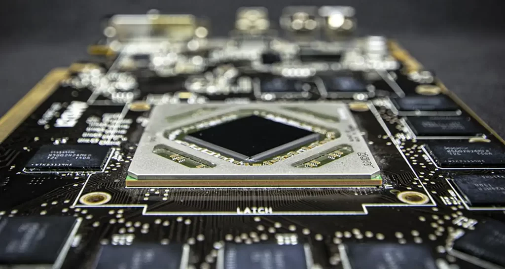 Il mondo delle schede video è in procinto di vivere una rivoluzione grazie all'arrivo delle nuove memorie GDDR7, una tecnologia che promette di spingere ulteriormente le prestazioni grafiche sia per il gaming che per applicazioni professionali e di intelligenza artificiale. Le specifiche finalizzate di GDDR7 sono state pubblicate dalla JEDEC, l'associazione globale che si occupa di standardizzare le tecnologie di memoria, segnando l'inizio di una nuova era per le schede video di prossima generazione. Le memorie GDDR7 rappresentano un significativo passo avanti rispetto alle precedenti generazioni GDDR6 e GDDR6X, offrendo un incremento impressionante della banda passante e della capacità. Una delle innovazioni più rilevanti introdotte da GDDR7 è il cambio dal tradizionale encoding non-return-to-zero (NRZ) a due bit al pulse amplitude modulating (PAM3) a tre bit sul bus della memoria. Questo cambio di encoding permette di trasmettere tre bit in due cicli, contro i due bit dei sistemi precedenti, ottenendo così un sostanziale aumento della banda passante a parità di frequenza operativa. La capacità massima per dispositivo è stata raddoppiata rispetto a GDDR6/GDDR6X, passando a 64Gbit per dispositivo DRAM, il che teoricamente potrebbe spingere la capacità massima di memoria di una scheda video high-end con un bus a 384 bit fino a incredibili 192GB. Sebbene per il momento si preveda l'uso di chip da 16Gbit/24Gbit, l'architettura supporta anche capacità non potenze di due, come 24Gbit e 48Gbit, offrendo una flessibilità maggiore nella configurazione delle schede video. Una caratteristica distintiva di GDDR7 è l'inclusione di funzionalità avanzate per la affidabilità della memoria, come le capacità on-die ECC (Error Correction Code), precedentemente viste con l'introduzione di DDR5. Questo approccio consente ai produttori di memoria di mantenere le loro schede operativamente affidabili di fronte a inevitabili errori, migliorando significativamente la qualità e la durabilità dei dispositivi. La GDDR7 introduce anche una suite di altre funzionalità relative alla affidabilità, soprattutto per supportare l'operatività del PAM3. Tra queste, troviamo i pattern di addestramento LFSR (linear-feedback shift register) indipendenti dal core, con mascheramento dell'occhio e contatori di errori, per testare e regolare l'interfaccia per garantire l'efficienza, valutare la qualità del segnale e tracciare il numero di errori durante l'addestramento. Le principali aziende del settore, tra cui AMD e NVIDIA, nonché i giganti della produzione di memorie come Samsung e Micron, hanno espresso forte interesse per GDDR7, evidenziando le potenzialità di questa tecnologia nell'incrementare la capacità e la banda passante della memoria - un aspetto cruciale in questa era in cui il mercato è fortemente orientato verso applicazioni legate all'intelligenza artificiale. Sebbene al momento non siano stati annunciati prodotti specifici, è prevedibile che vedremo le prime schede video equipaggiate con memoria GDDR7 entro la fine dell'anno, considerando le dichiarazioni di intenti da parte di Samsung e Micron di iniziare la spedizione di memorie GDDR7 quest'anno. Questo lascia presagire che la nuova generazione di GPU di punta, come la NVIDIA Blackwell e l'AMD RDNA 4, potrebbero essere tra i primi dispositivi a beneficiare di questa rivoluzionaria tecnologia di memoria, promettendo guadagni significativi di banda passante rispetto alle attuali generazioni. Con l'avvento di GDDR7, si apre quindi un nuovo capitolo nell'evoluzione delle schede video, con promesse di prestazioni grafiche mai viste prima, che saranno in grado di soddisfare le esigenze sempre più esigenti dei videogiochi moderni, delle applicazioni professionali e dei complessi modelli di intelligenza artificiale​​​​.