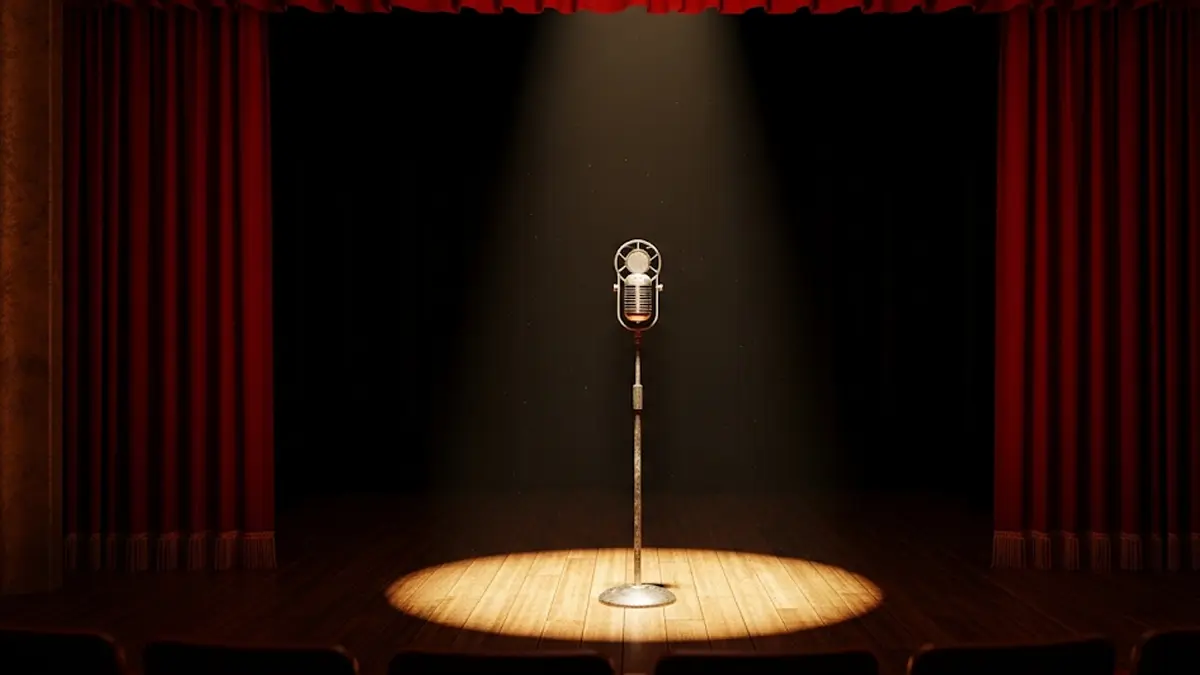 Un palco vuoto illuminato da un singolo faro