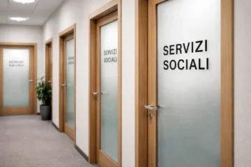 Cos’è e come funziona la segnalazione ai servizi sociali per adulti