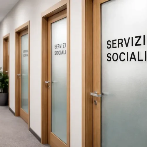 Cos’è e come funziona la segnalazione ai servizi sociali per adulti