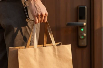 Addio mazzo di chiavi: la rivoluzione delle serrature smart che si aprono “da sole”