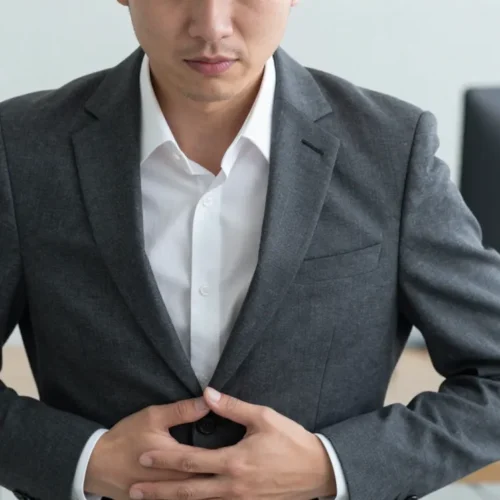 Gastrite, l’allarme degli esperti: “Non ignorate quel bruciore”. Ecco i segnali che lo stomaco sta cedendo