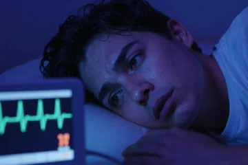 Apnea notturna, l’allarme degli esperti: “Non è solo russare, ecco perché rischi cuore e mente”