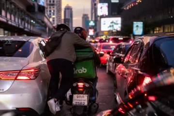 Intrappolati nel traffico? A Pechino paghi 60 dollari e un pilota ti “salva” in moto