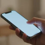 Lo scrolling infinito e il “controllo fantasma”: come il gesto più comune sullo smartphone rivela la nostra distrazione