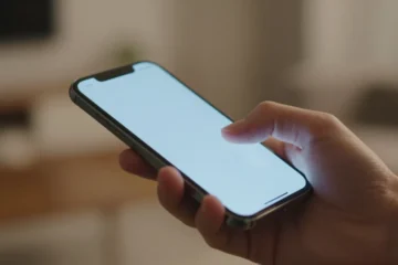 Lo scrolling infinito e il “controllo fantasma”: come il gesto più comune sullo smartphone rivela la nostra distrazione