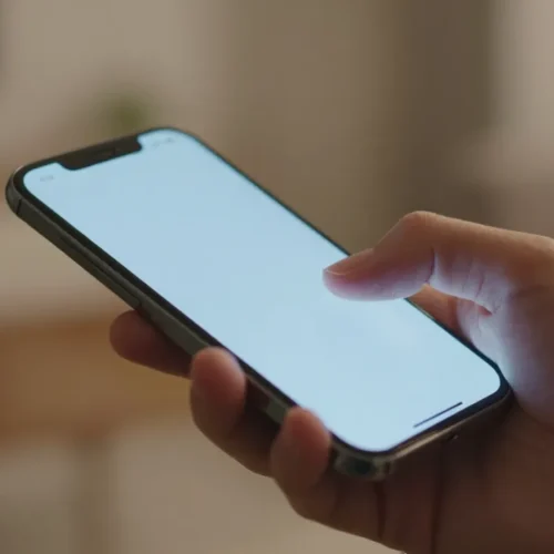 Lo scrolling infinito e il “controllo fantasma”: come il gesto più comune sullo smartphone rivela la nostra distrazione