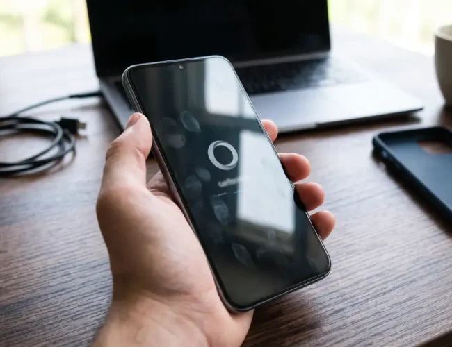 Telefono che si riavvia da solo continuamente: cause e soluzioni pratiche